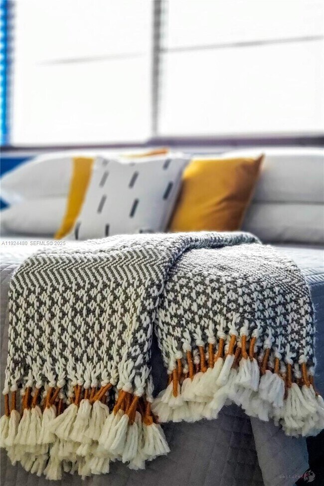 Building Photo - 985 SW 10th St