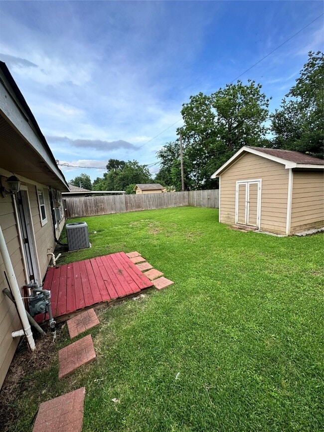 Building Photo - 5758 Belneath St