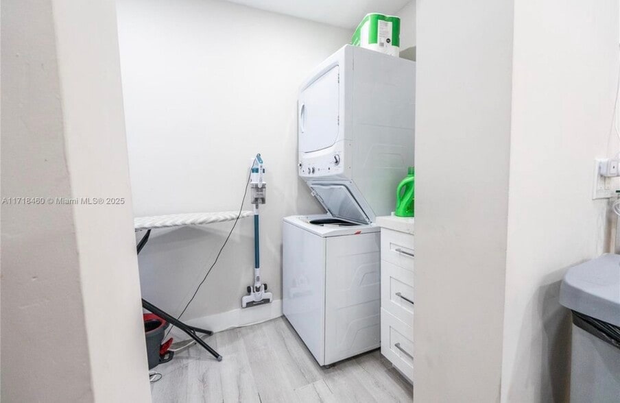 Building Photo - 240 SW 71st Ave