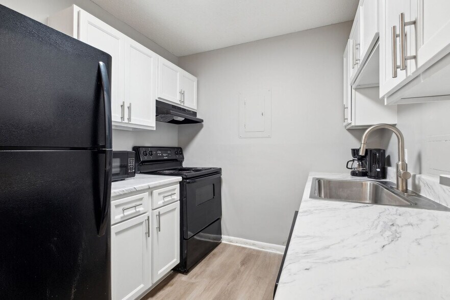 Building Photo - 600 Whispering Hills Dr