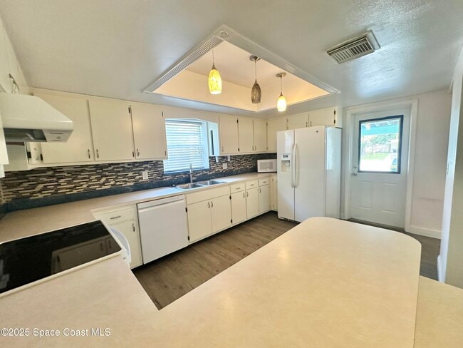 Building Photo - 350 Vesta Cir