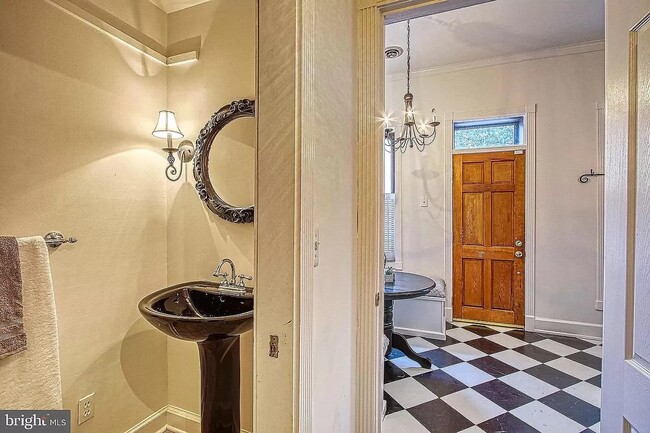 Building Photo - 400 E Cross St