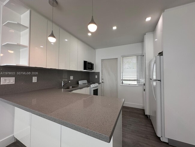 Building Photo - 215 Zamora Ave