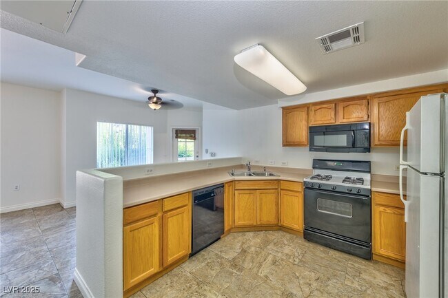 Building Photo - 3400 Cabana Dr