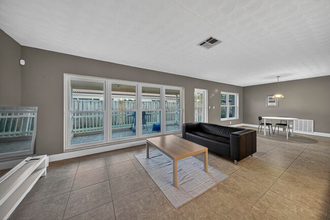 Building Photo - 2750 SE 3rd St