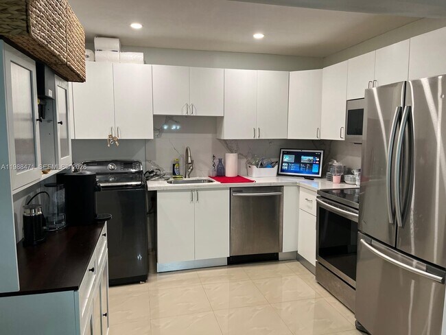 Building Photo - 301 N Pine Island Rd