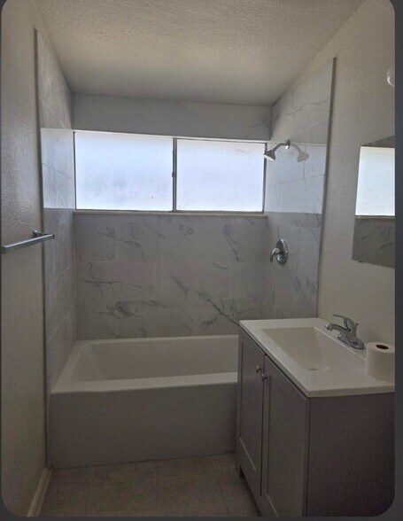 Building Photo - 221 Milinane Dr