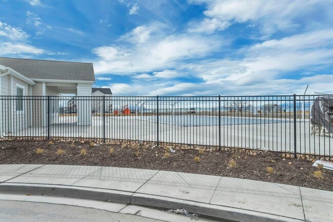 Building Photo - 667 N 380 W