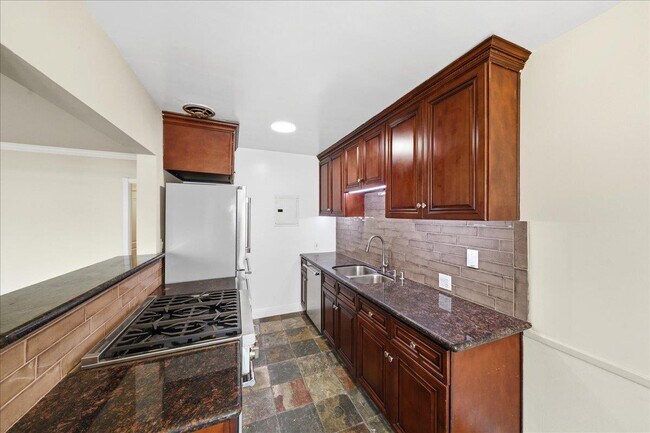 Building Photo - 11719 Mayfield Ave