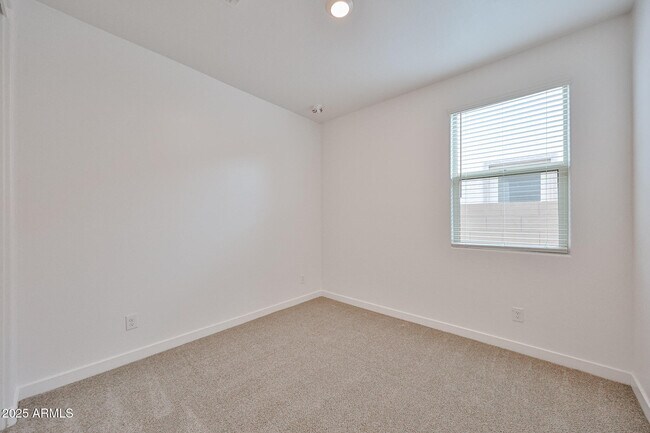 Building Photo - 16828 W Evergreen Rd