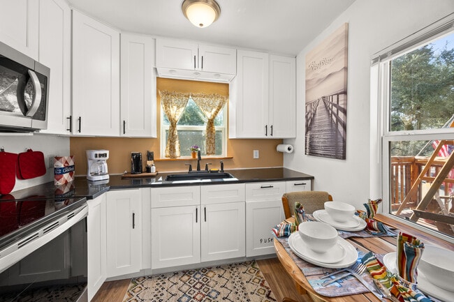 Building Photo - 105 Hi View Dr