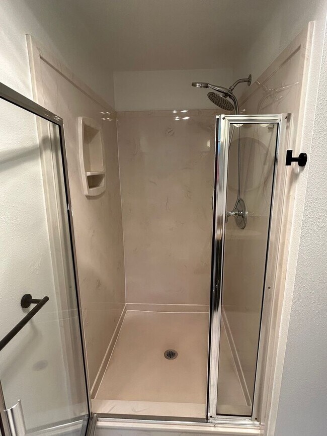 Building Photo - 4 Bedroom 2 bath Home on Quiet Street with...