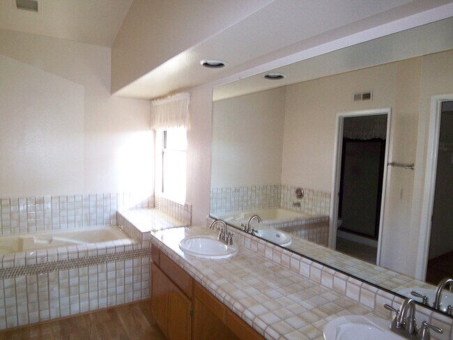 Building Photo - Charming 3Br/2Ba Single Story House W/3 Car Garage in Poway