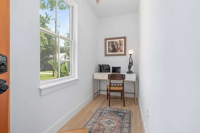 Building Photo - 30 W Castillo Dr