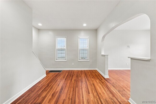Building Photo - 12 Baynes St
