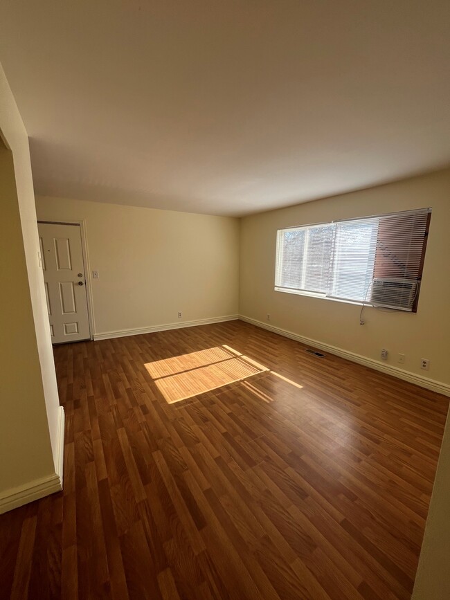 Building Photo - Two-Bedroom Apartment in Salt Lake!