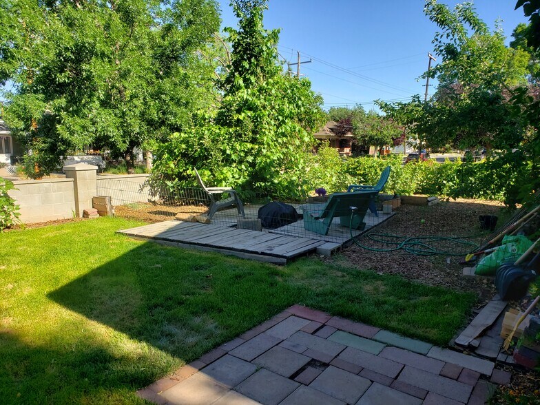 Shared Side Yard - 907 E Laird Ave