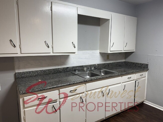 Building Photo - 3 bedroom 1 bath with large bedrooms! Easy walk to campus!