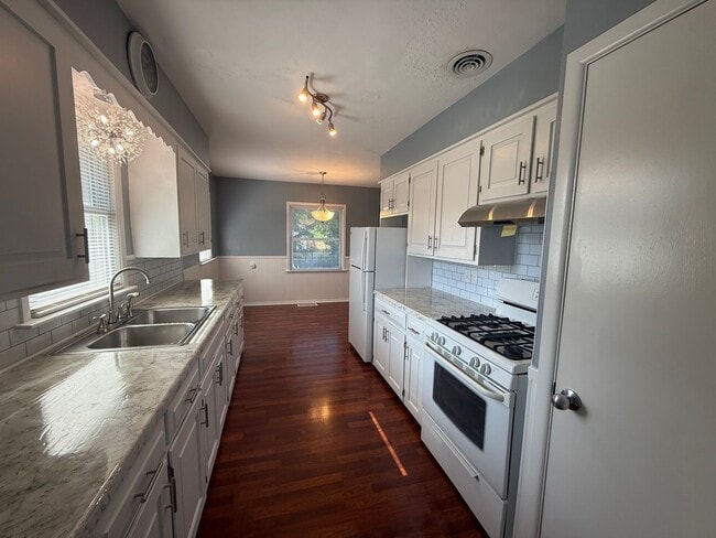 Building Photo - Beautifully Updated 2 Bed, 1 Bath Home for...