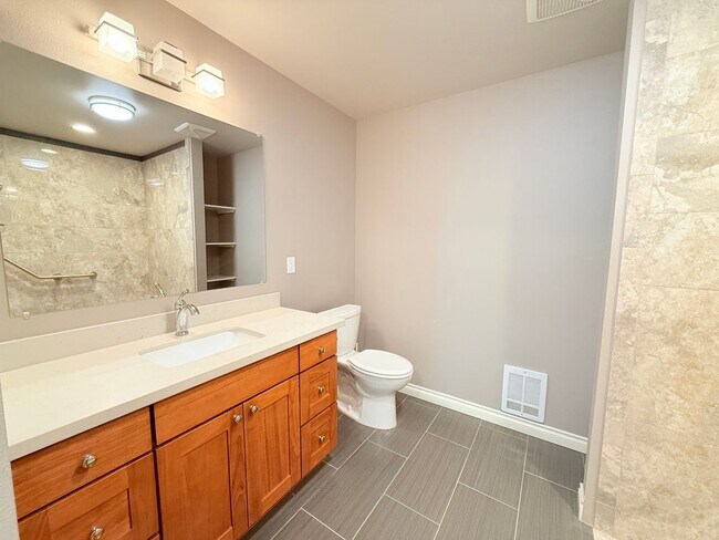 Building Photo - Spacious 5 Bedroom Home with A/C, Den, Waterfall in Prime Kenmore Cul-de-Sac