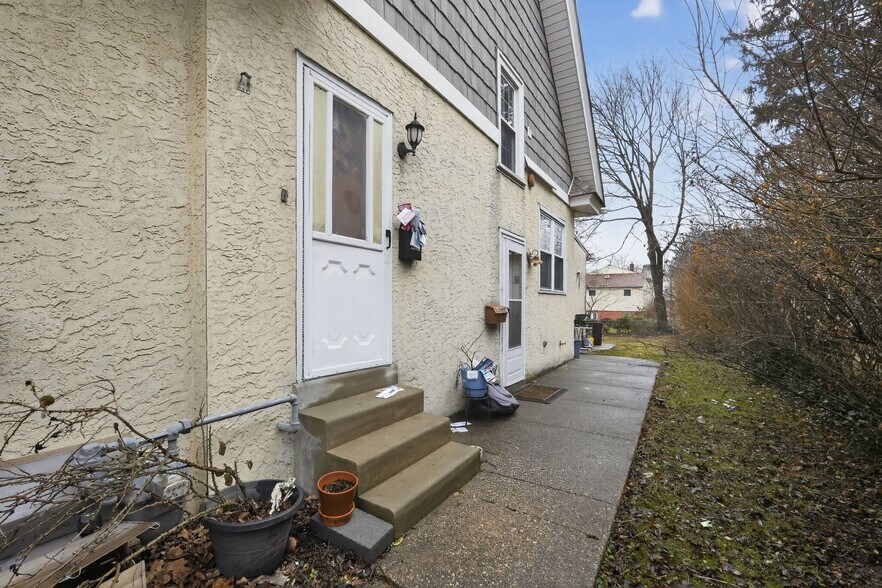 Building Photo - 8 E Marthart Ave