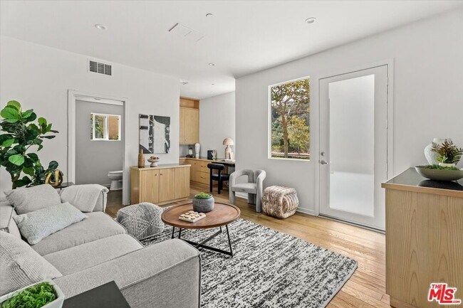 Building Photo - 13027 Bluff Creek Dr