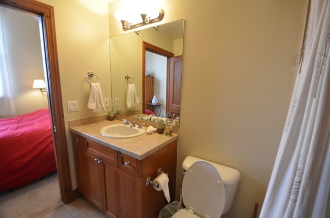 Building Photo - Highlands Green Lodge! Updated One Bedroom close to Main Street! SUMMER ONLY RENTAL!