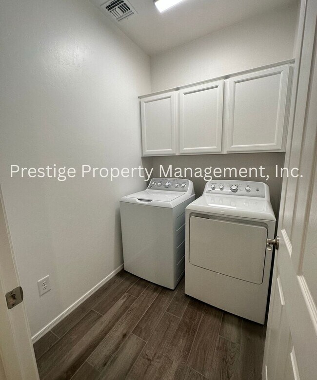 Building Photo - You Have To See The Beautiful 4/2 New Buil...