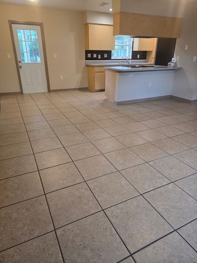 Building Photo - Fabulous 3/1.5/1 in Homosassa!!!