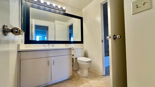 Building Photo - Spacious and convenient  east-facing 1Bd 1...