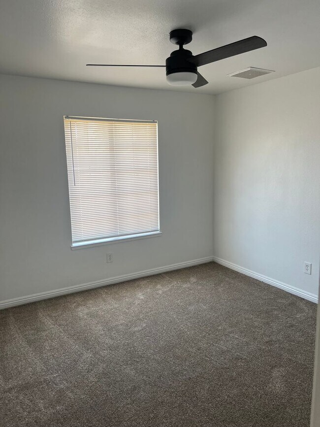 Building Photo - Rosedale House - Move In Ready
