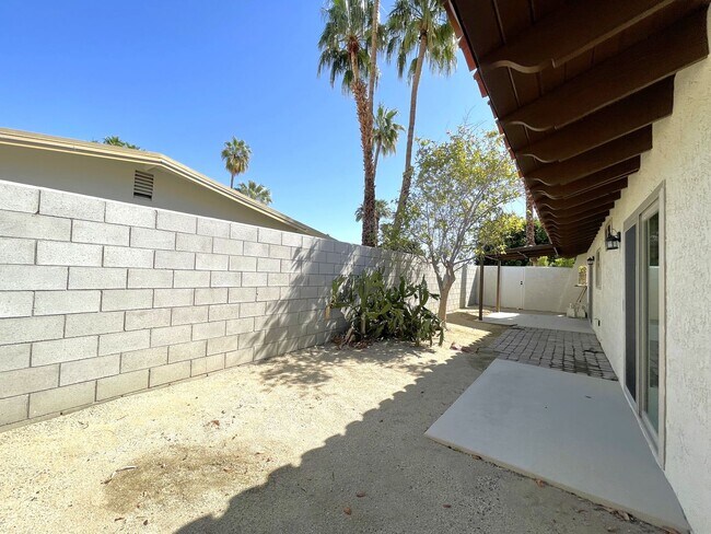 Building Photo - 561 Desert View Dr