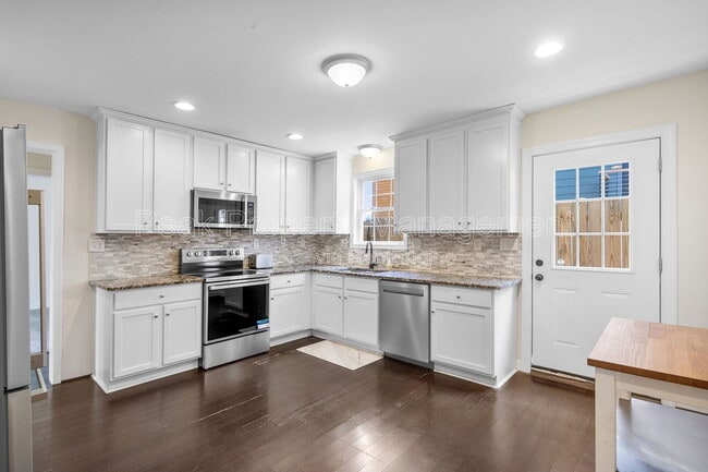 Building Photo - 819 Kinney St