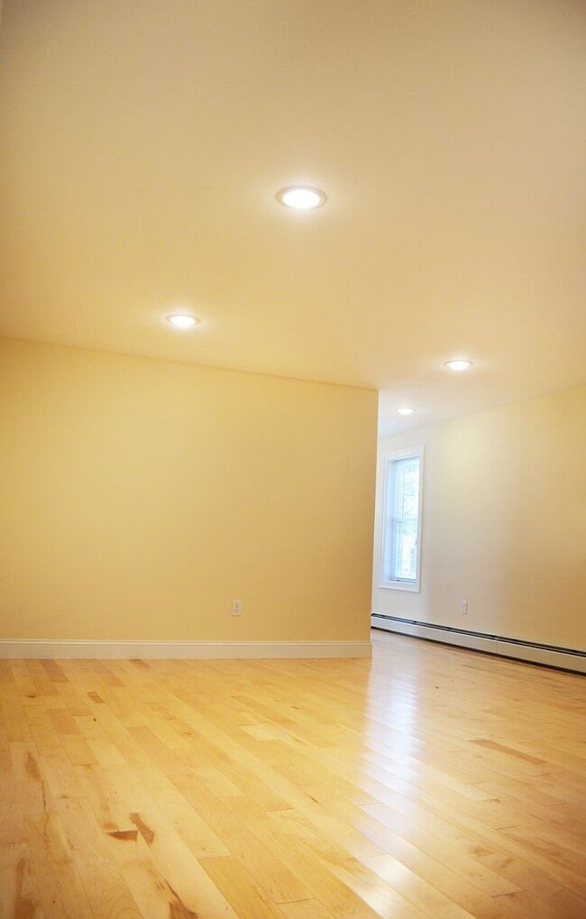 Building Photo - 260 Manhattan Dr