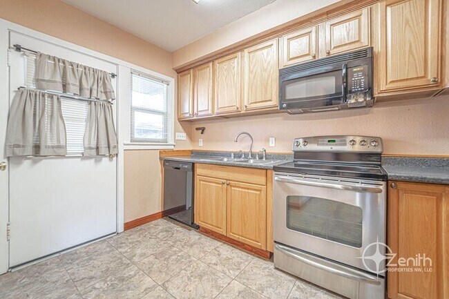 Building Photo - 2502 Fairmount Ave