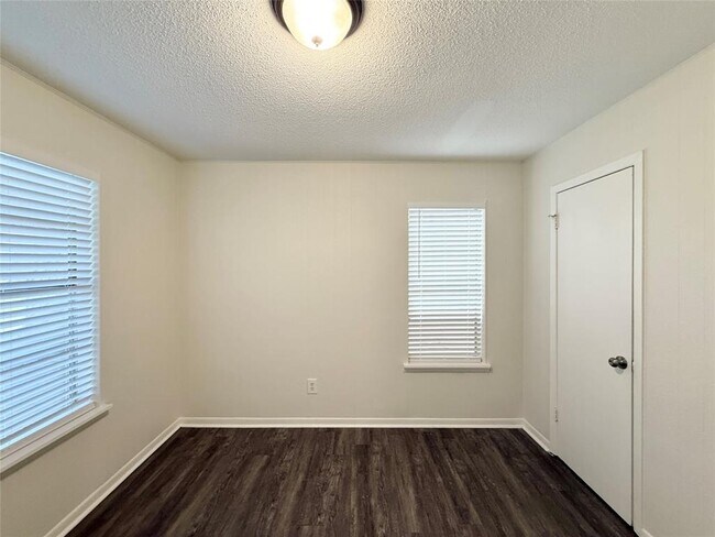 Building Photo - 3635 N MacGregor Way