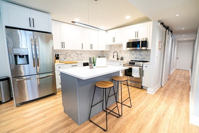 Building Photo - Chic & Stylish  Central location