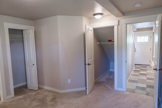 Building Photo - Beautiful 3 Bedrooms 2.5 baths Townhouse.