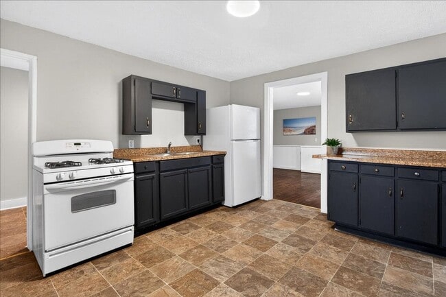 Building Photo - 4 Bedroom, 1.5 Bath house in Shelby Park, Fenced, Off-street Parking, Pets OKAY!