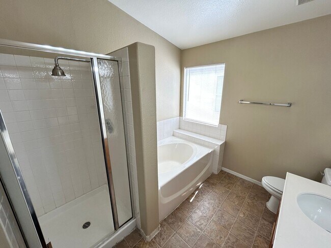 Building Photo - Gorgeous 4-bedroom home with a pool!