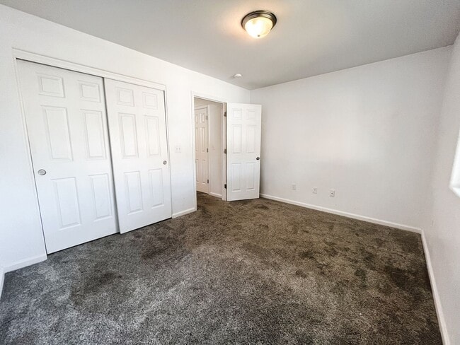 Building Photo - Spacious 4-bedroom home!