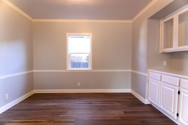 Building Photo - 8806 Haskell Ave