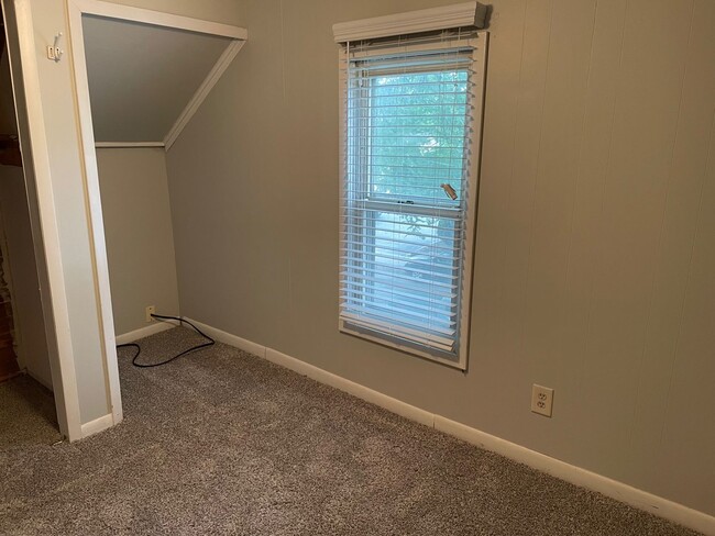 Building Photo - 3 Bedroom House Steps Away From Washington...