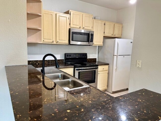 Building Photo - 2 Bedroom Condo For Rent in Kissimmee in L...