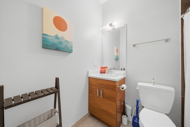 Building Photo - 2528 N Linden Pl