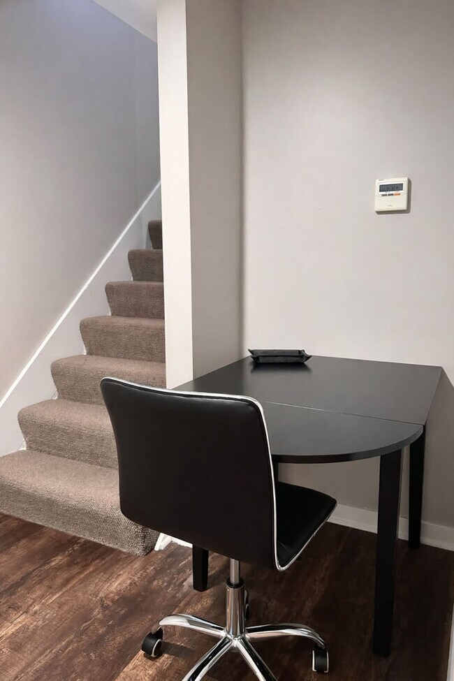 Building Photo - 736 N Throop St