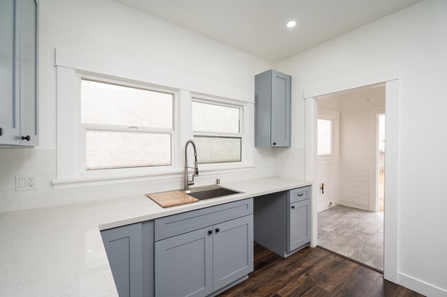 Kitchen - 931 S Grand Ave