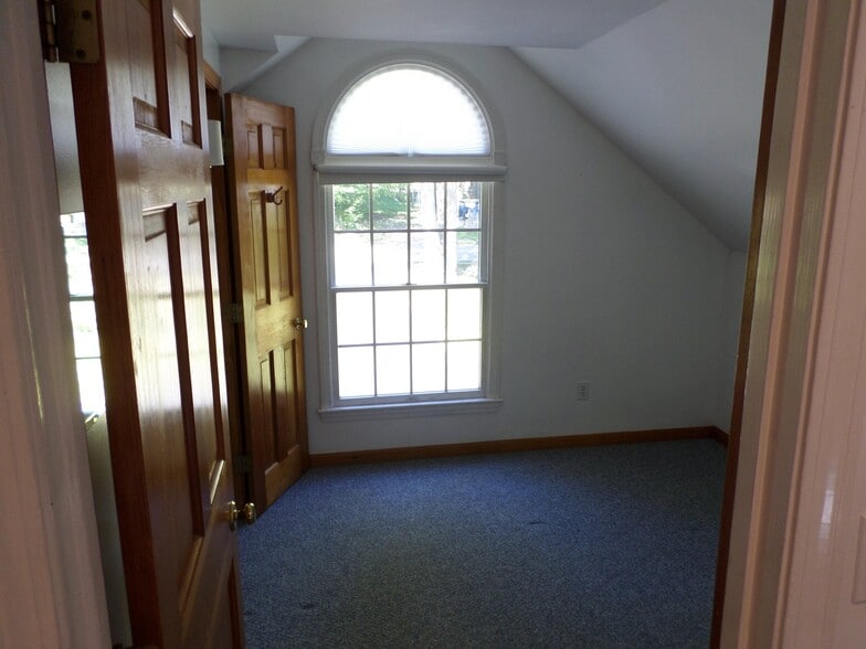 Building Photo - 188 Flaggy Meadow Rd