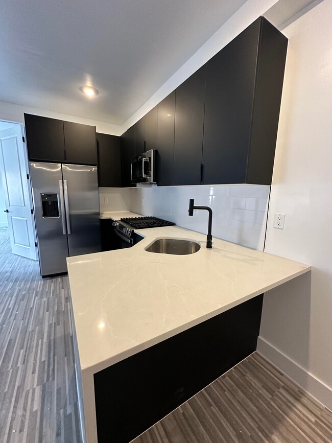 Building Photo - 711 Main Ave