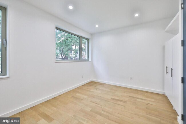 Building Photo - 725 S 6th St